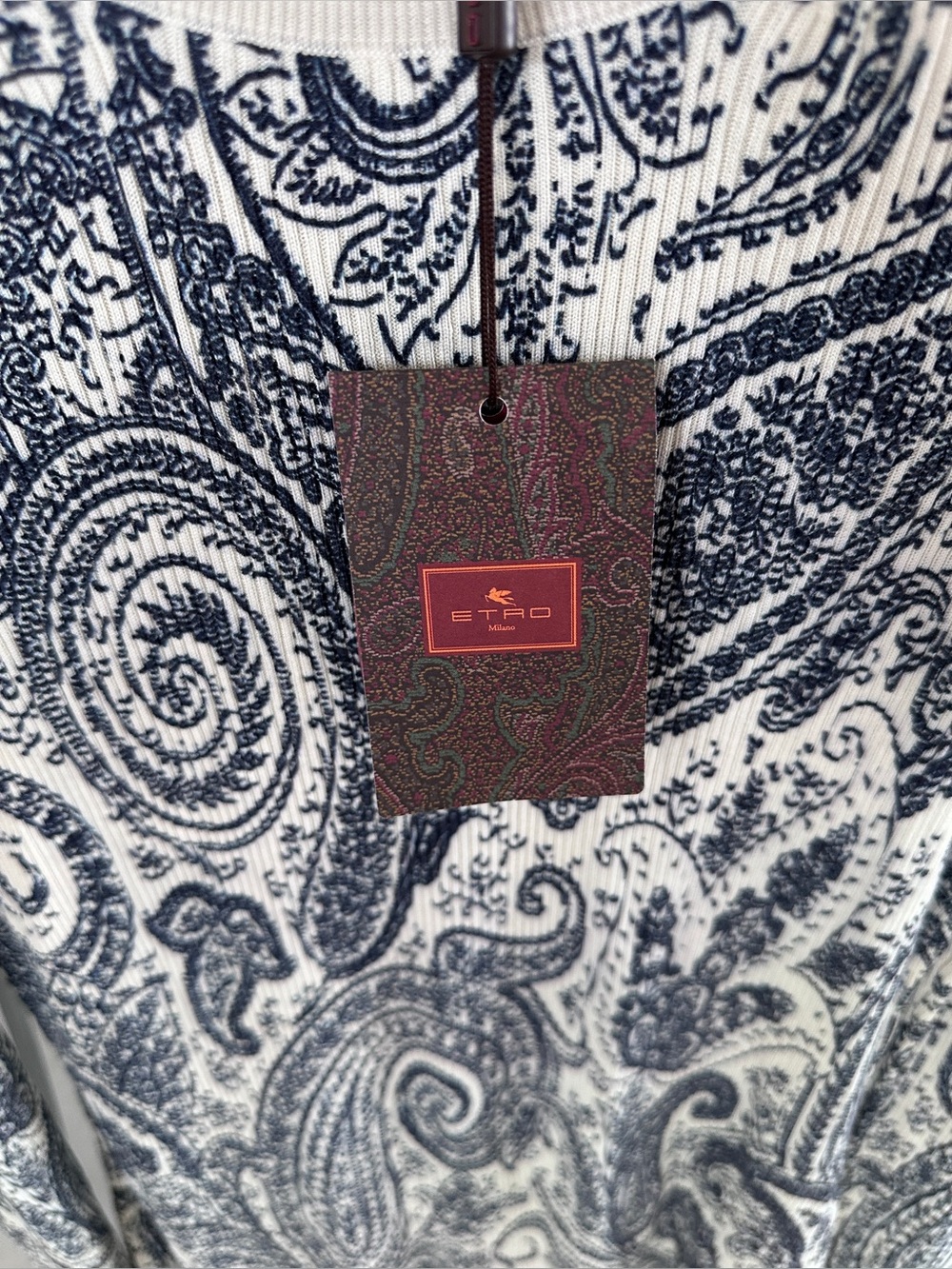 Women’s Etro NWT White and Navy Paisley Long Sleeve crew neck.